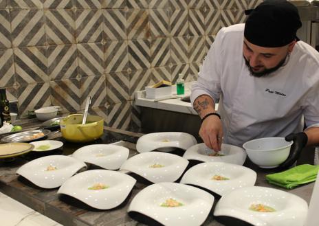 Imagen secundaria 1 - Diferentes momentos del concurso gastronómico y los tres finalistas de esta edición