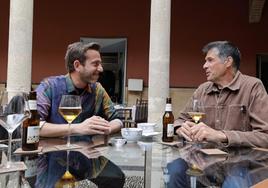 Pepe Olmedo reivindica en el patio de El Claustro la importancia de la música a la hora de comer.