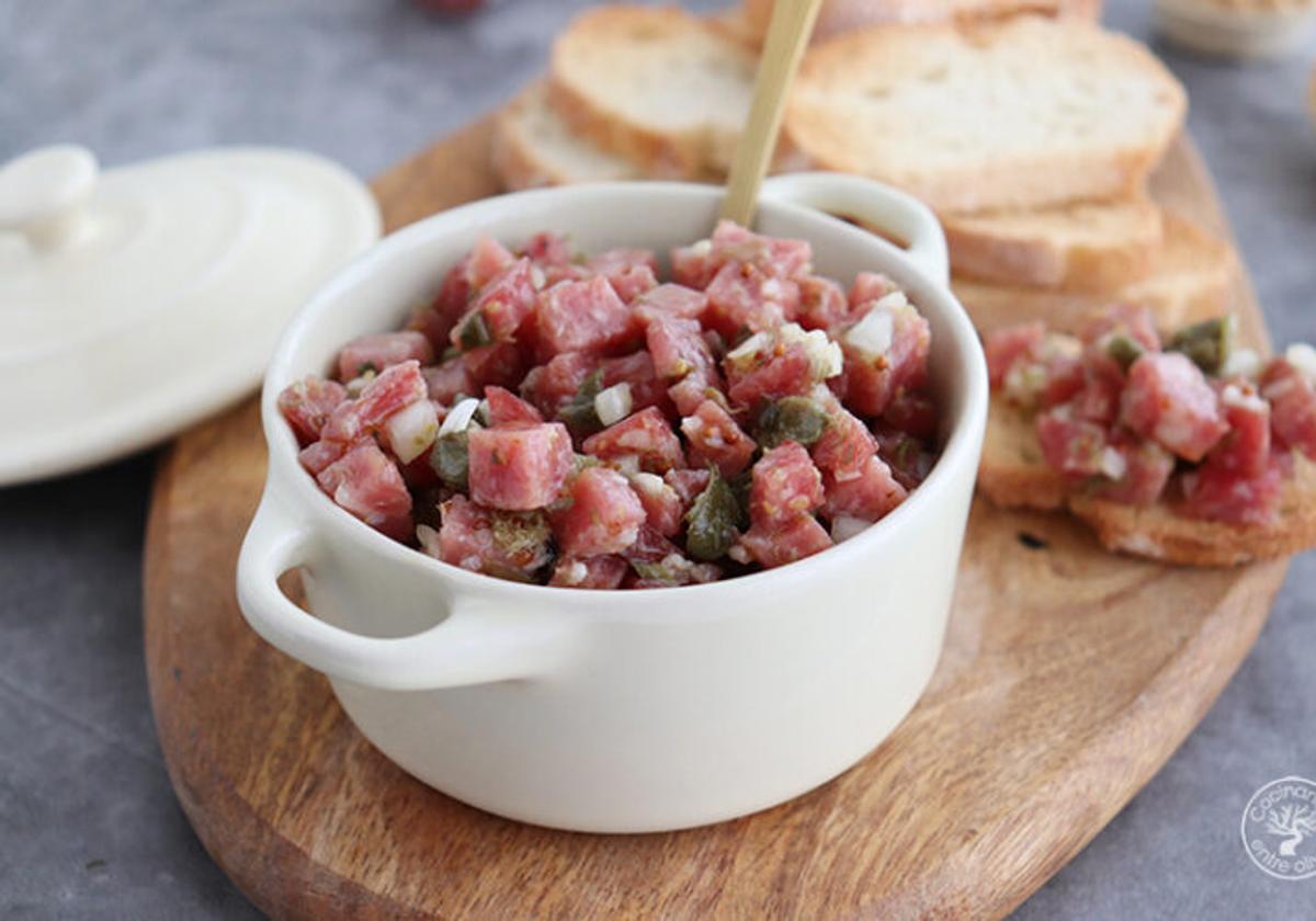 Tartar de salchichón con alcaparras, mostaza y miel