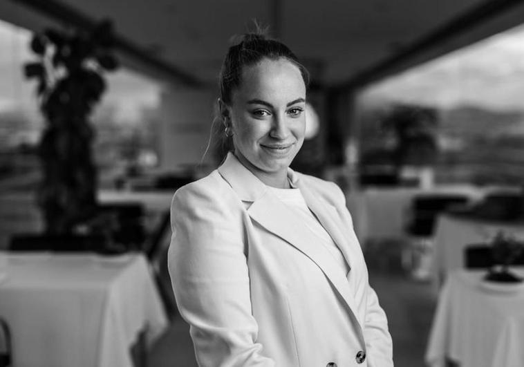 La joven camarera de Granada que es la jefa de sala del restaurante Arriaga