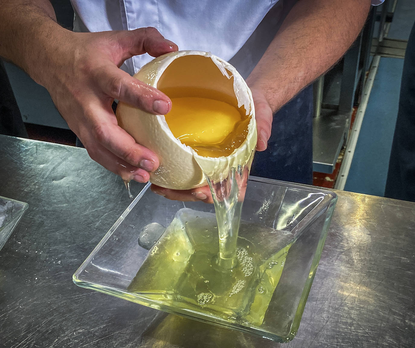 Imagen principal - Proceso de apertura del huevo de avestruz.