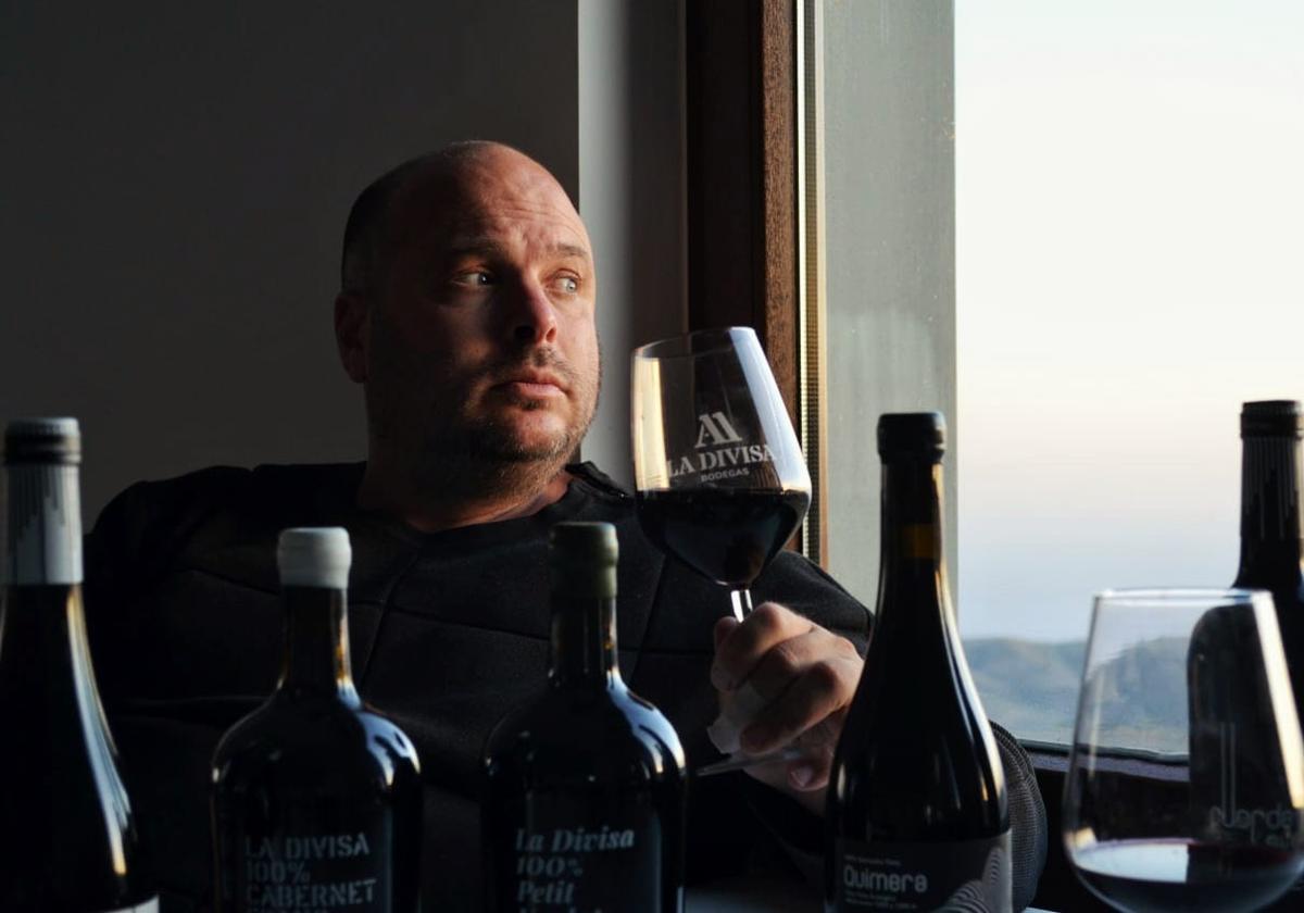 Alejandro Vignapiano en su bodega de Torvizcón.