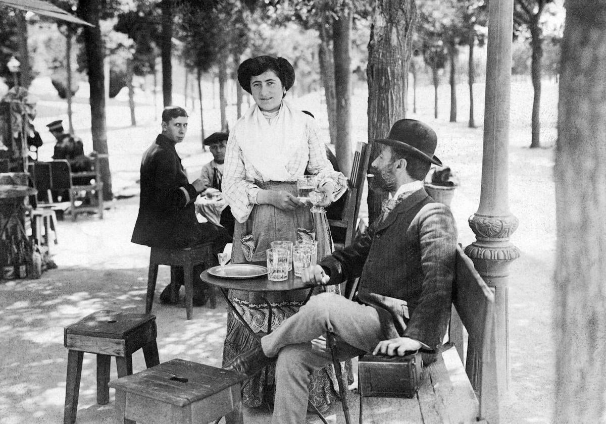 Aguaducho o puesto de bebidas en el madrileño Paseo de Recoletos, agosto de 1906.