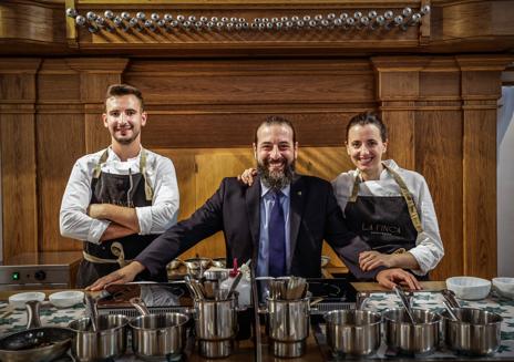 Imagen secundaria 1 - Fernando Arjona, el chef que ha conseguido la primera estrella Michelin para Granada en el restaurante La Finca del hotel La Bobadilla | En el centro, Daniel Castro, el sumiller de La Finca que marida el menú con la mejor selección de vinos andaluces | La Capilla del restaurante La Finca, presidida por un sensacional órgano. 