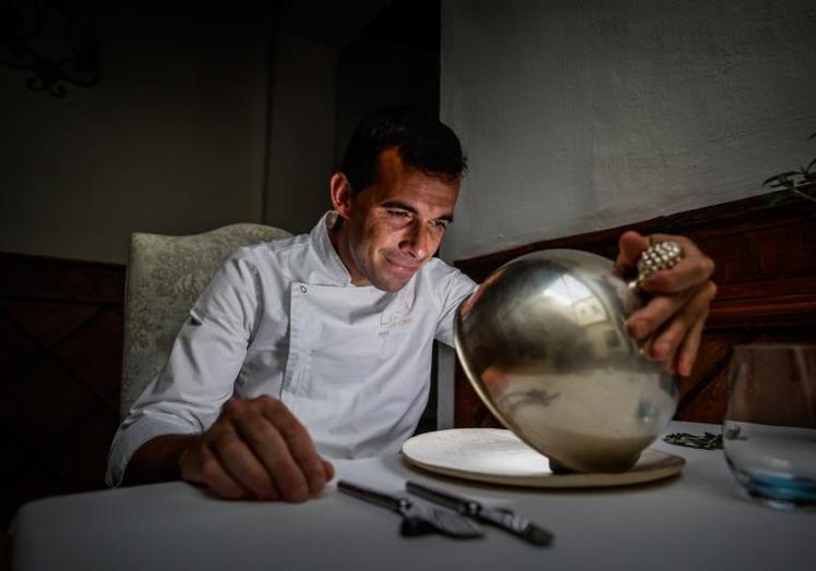 Imagen principal - Fernando Arjona, el chef que ha conseguido la primera estrella Michelin para Granada en el restaurante La Finca del hotel La Bobadilla | En el centro, Daniel Castro, el sumiller de La Finca que marida el menú con la mejor selección de vinos andaluces | La Capilla del restaurante La Finca, presidida por un sensacional órgano. 