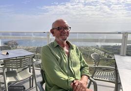 Enrike Corcuera en la terraza de su restaurante en Salobreña.