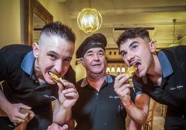 La familia Rodríguez, Benjamín hijo y padre e Iván, en su Mesón San Cayetano.