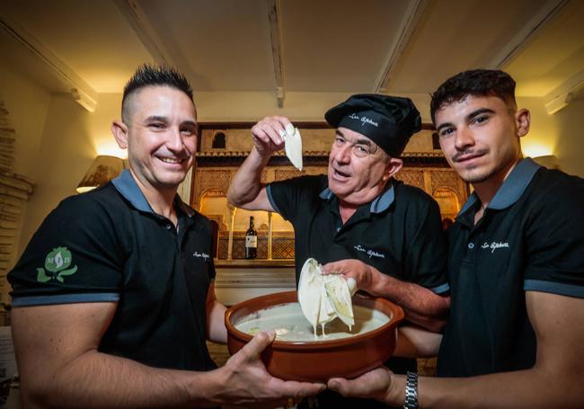 Benjamín hijo y padre e Iván, preparando las berenjenas.