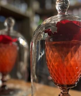 Imagen secundaria 2 - Un cóctel de Miralba Rooftop, en el hotel Palacio Gran Vía de Granada y algunas de las creaciones de la rura de La Ruta de la Seda.