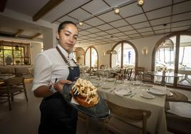 El restaurante La Última Ola, situado en primera linea de costa en Almuñécar, es una buena opción para seguir disfrutando de la comida mediterránea con clima estival.