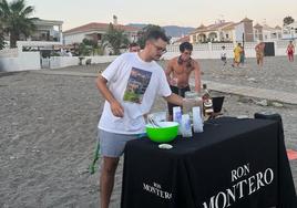 Daniel Lorente, en plena preparación de los palitos de Ron Montero en la playa de La Chucha