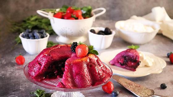 Tradicional pudding de verano con frutos rojos