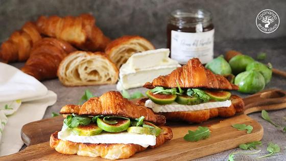 Cruasán con queso, higos y miel para despedir el verano