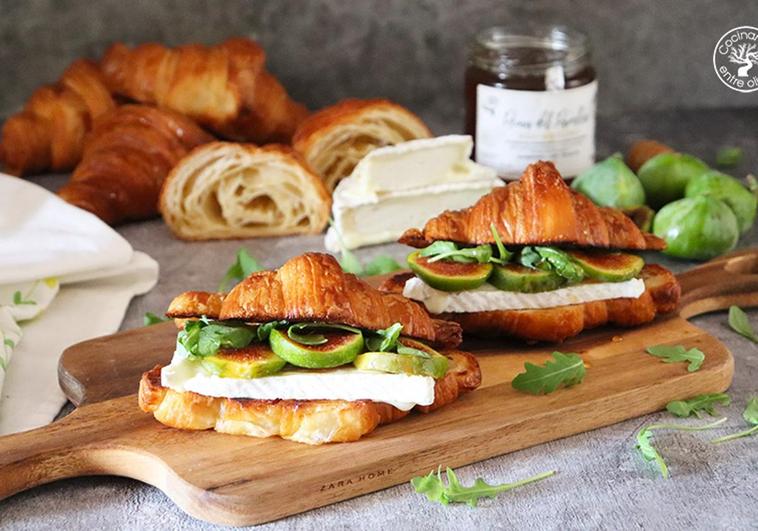 Cruasán con queso, higos y miel para despedir el verano