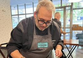 Antonio Lorenzo añade el jugo de huesos tostados al pez limón en Le Bistró by El Conjuro.