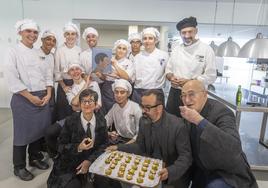 Enrique Martín y el alumnado de La Inmaculada, al finalizar el cóctel basado en recetas de la gastronomía africana.