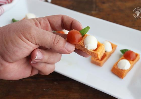 Receta de gofres de tomate con queso, albahaca y mozzarella