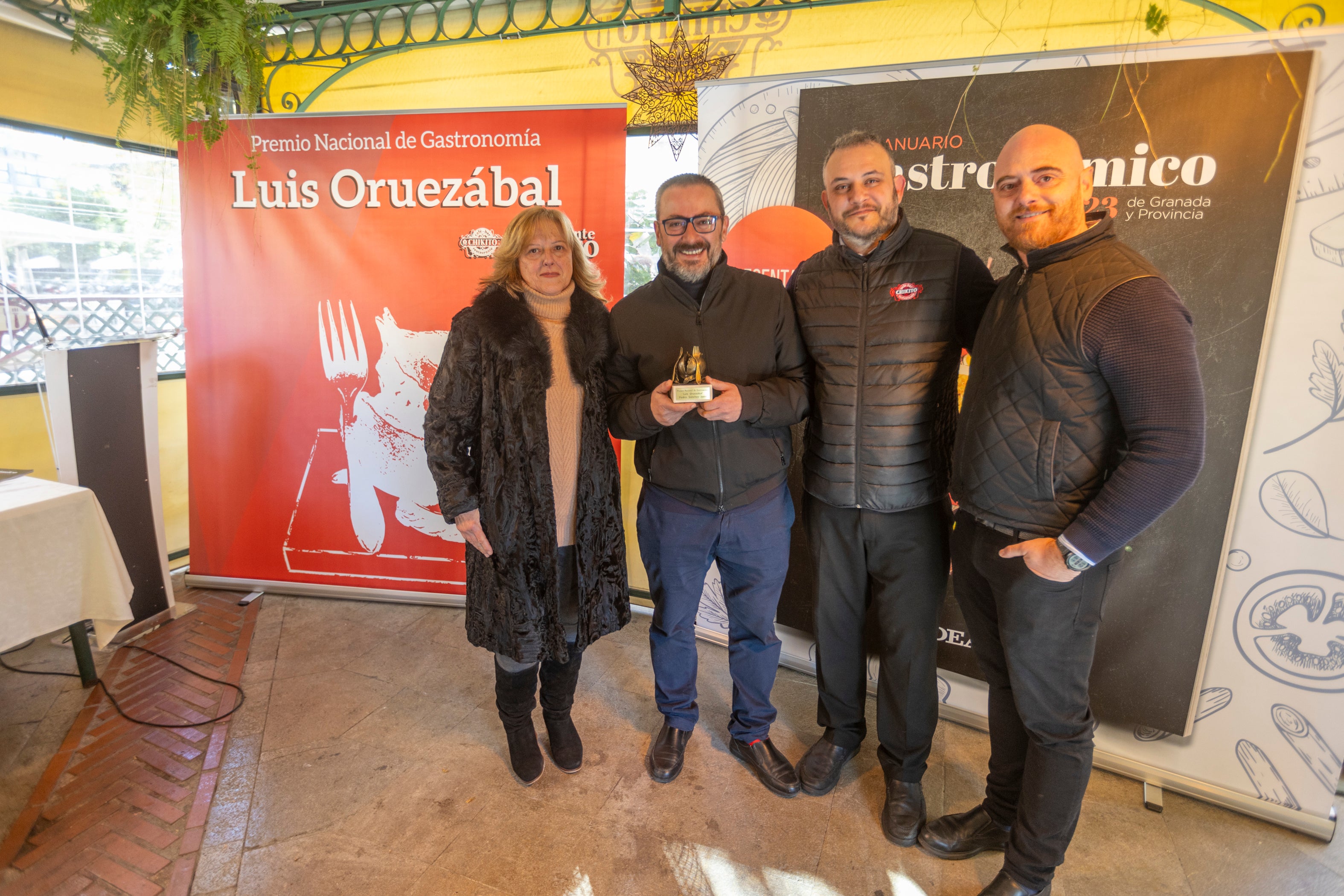 Pedro Sánchez posa con el premio junto a la viuda de Luis Oruezábal y sus hijos.