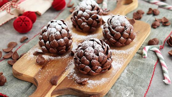 Piñas de chocolate con queso mascarpone