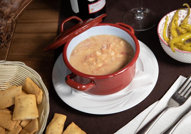 Pochas con codillo de La Cuchara de Carmela.