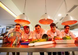 Ignacio Criado, ÁlvaroSánchez, Juan Carlos Rivas, Sergio Granados y Federico Puga en las cocinas de la Escuela de Hostelería La Inmaculada.