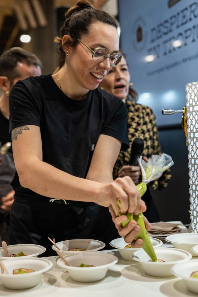Ester Ibarz remata un plato.