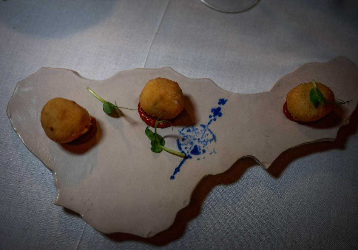 Imagen principal - El Gallo de Nívar cacarea en El Claustro