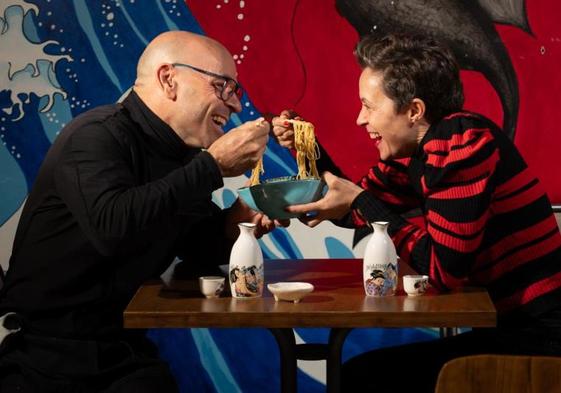 Emilio Varela y Sandra Navarro en su Noodle Rest.