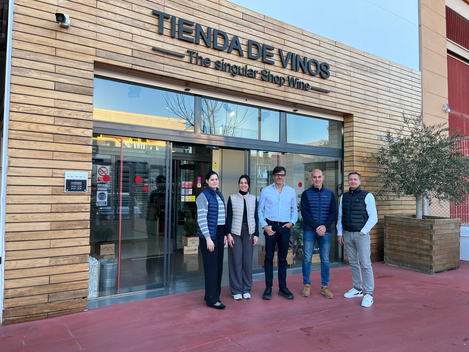 Gerado Corzo, en el centro de la imagen, junto al equipo de Bodegas Mar.