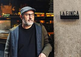 Juan Manuel en la fachada de su cafetería en el centro de Granada.