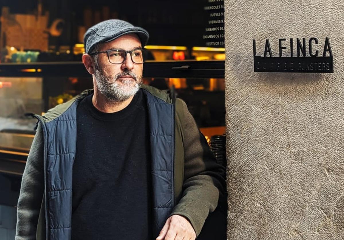 Juan Manuel en la fachada de su cafetería en el centro de Granada.