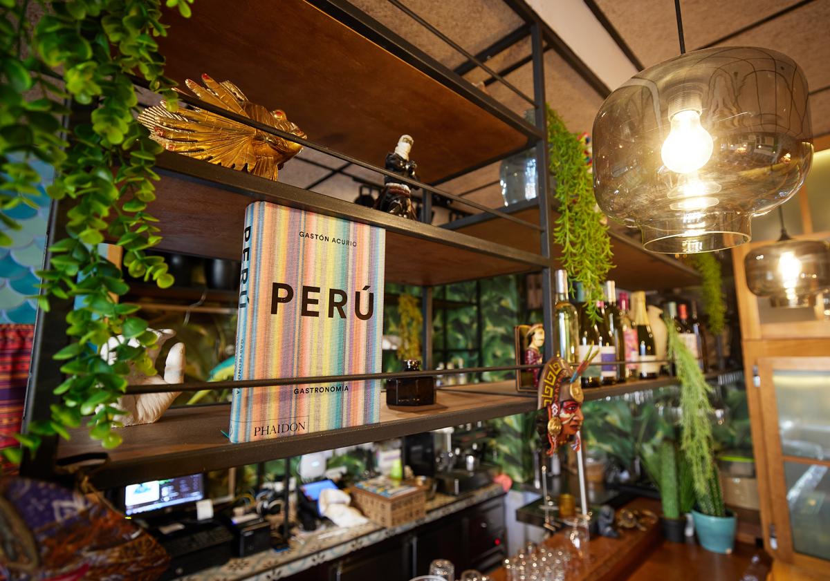 Imagen principal - AlexisQuiñones, cocinero peruano de La Causa, muestra el ceviche..