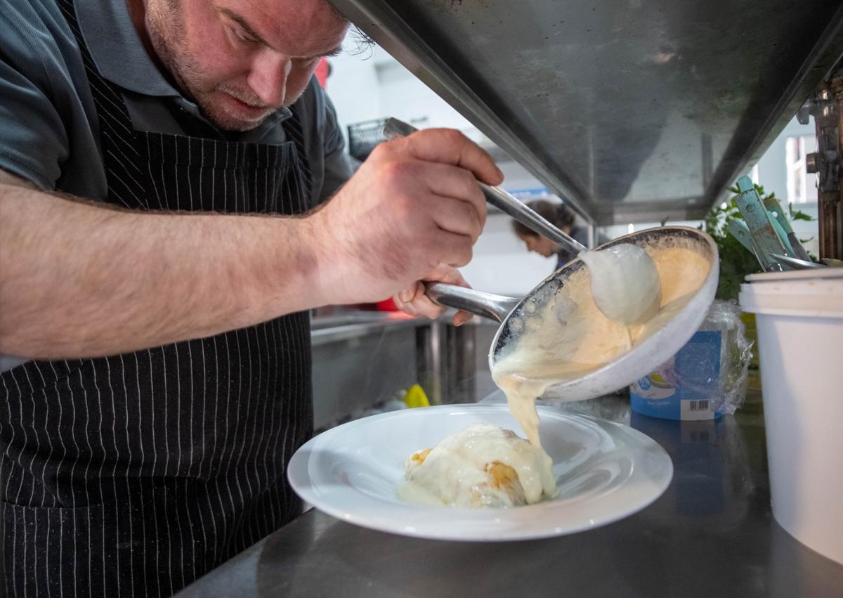 Imagen secundaria 1 - En primer plano, tacos de ceviche de quisquilla de Motril y torrijas | Preparación del bacalao con salsa suave de ajo| Tartar de atún y aguacate del restaurante Cucas, en Torrenueva