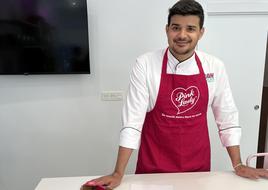 Renan Oliveira, maestro repostero en su obrador de Maracena, prepara unas suculentas tartas de manzana con Pink Lady. j.