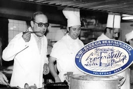 Raimundo González, en la cocina del Rincón de Pepe en los años 70 y antigua etiqueta.