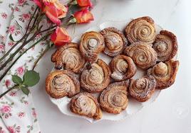 Rollos de canela con hojaldre y mantequilla