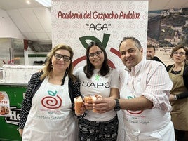 Ana María Gutiérrez, Odile Fernández y José Miguel Magín brindan con el gazpacho solidario.