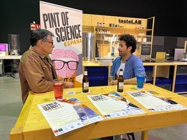 Carlos Peris explica qué es Pint of Science en el bar improvisado del Taste Lab.