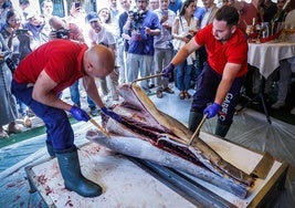 Llegados desde Barbate, los responsables de Hermanos Garrido se afanan con el ronqueo del atún en Asador Curro