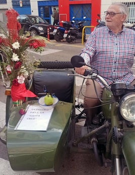 Antonio Peregrín en su moto con una Cruz de Mayo.