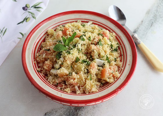 Ensalada de cuscús con tomate, pepino y lima