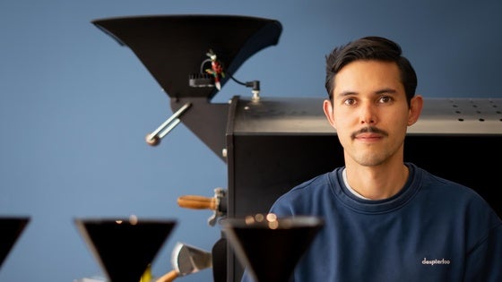 La cafetería de Granada con el café puro de Guatemala: «Lo importo de mi padre y yo lo tuesto»