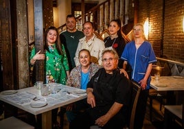 Foto de familia en Nuevo Restaurante Hermanos Urquiza, acompañando a José Luis Gamarra en uno de sus últimos servicios.