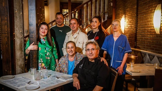 La jubilación en familia de un histórico cocinero del centro de Granada