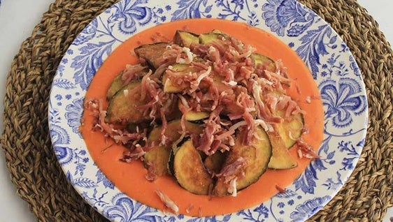 Berenjenas fritas con salmorejo y jamón