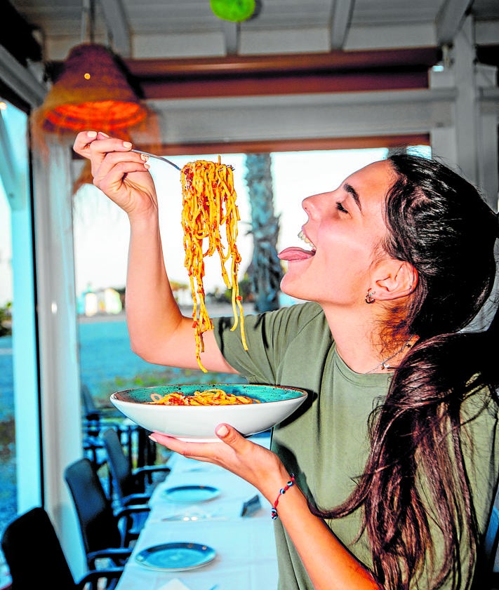 Imagen secundaria 2 - Ensalada Poniente con brotes verdes, tomate cherry, burrata, cebolla crujiente y pesto al perejil. | El sushi de Detako Gastrobar de La Herradura | Espaguetis al ragú del chiringuito Poniente, en Motril. 