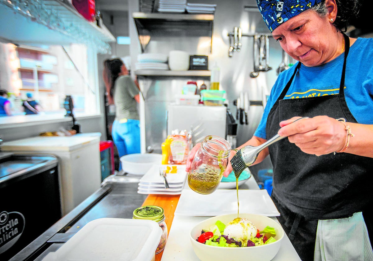Imagen principal - Ensalada Poniente con brotes verdes, tomate cherry, burrata, cebolla crujiente y pesto al perejil. | El sushi de Detako Gastrobar de La Herradura | Espaguetis al ragú del chiringuito Poniente, en Motril. 