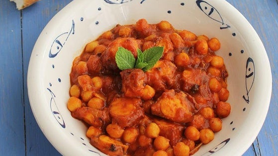 Guiso de garbanzos con pulpo y tomate frito
