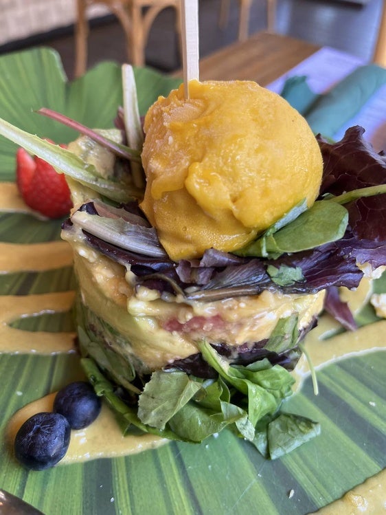 Entre catas de vinos, espetos de sardinas y mucho mango