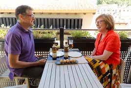 Cándida Martínez detalla en la terraza del restaurante Alarique el programa del Festival.